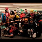 Renato Novara Instagram - Torna A CENA CON LA CIURMA, l’unica serata a tema One Piece al Comix Pub 🚀 In collaborazione con @starshopmodena , @renatonovara e @binks_family_cosplay ! 📆 Mercoledì 22 Novembre al Comix Pub di Modena Un evento unico, pensato per tutti gli amanti di One Piece Durante la serata potrete cenare insieme ai cosplayer di One Piece con un menù a tema piratesco studiato per la serata 🏴‍☠ Ma non è tutto… Durante la serata ogni tavolo diventerà una vera e propria nave pirata capitanata da un cosplayer di One Piece, che guiderà la sua ciurma in una sfida all’ultimo sangue contro le altre ciurme ⛵🗺 Quiz a tema condotto da Renato Novara, voce italiana di Monkey D. Luffy, e fantastici premi in palio 🎁 Non potete mancare! Prenota al link in bio 🙌 #comixpub #comixpubmodena #starshop #starshopmodena #binksfamily #cosplayitalia #cosplayita #onepieceitalia #onepieceita #onepiece #doppiaggioita #doppiaggioitaliano #nerdita #nerditalia #onepiecelover #onepiececosplay