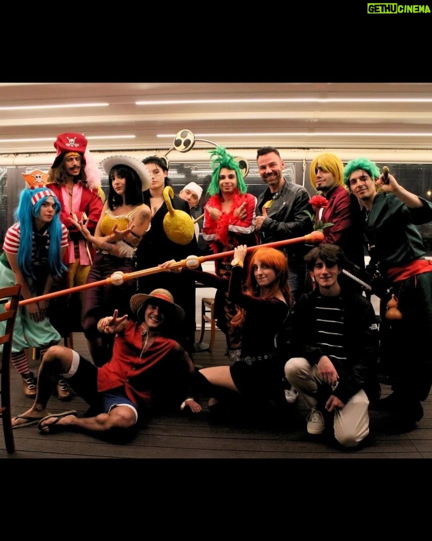 Renato Novara Instagram - Torna A CENA CON LA CIURMA, l’unica serata a tema One Piece al Comix Pub 🚀 In collaborazione con @starshopmodena , @renatonovara e @binks_family_cosplay ! 📆 Mercoledì 22 Novembre al Comix Pub di Modena Un evento unico, pensato per tutti gli amanti di One Piece Durante la serata potrete cenare insieme ai cosplayer di One Piece con un menù a tema piratesco studiato per la serata 🏴☠ Ma non è tutto… Durante la serata ogni tavolo diventerà una vera e propria nave pirata capitanata da un cosplayer di One Piece, che guiderà la sua ciurma in una sfida all’ultimo sangue contro le altre ciurme ⛵🗺 Quiz a tema condotto da Renato Novara, voce italiana di Monkey D. Luffy, e fantastici premi in palio 🎁 Non potete mancare! Prenota al link in bio 🙌 #comixpub #comixpubmodena #starshop #starshopmodena #binksfamily #cosplayitalia #cosplayita #onepieceitalia #onepieceita #onepiece #doppiaggioita #doppiaggioitaliano #nerdita #nerditalia #onepiecelover #onepiececosplay
