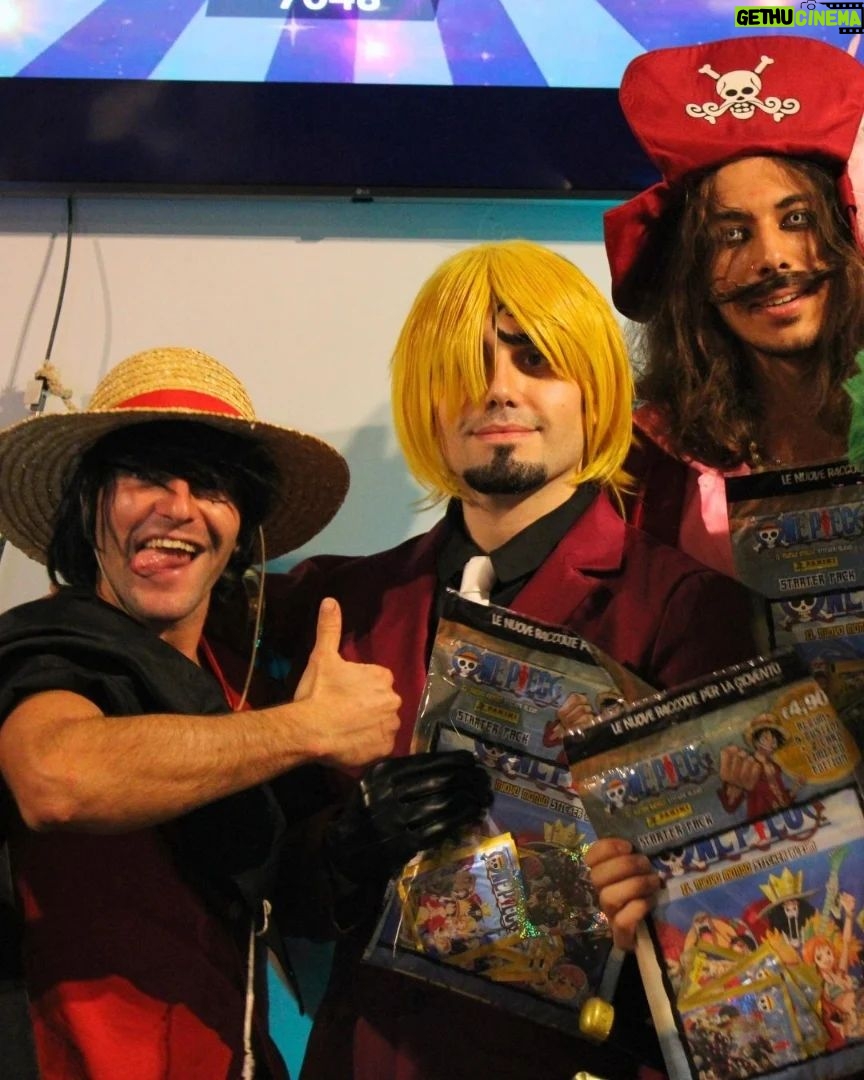 Renato Novara Instagram - Torna A CENA CON LA CIURMA, l’unica serata a tema One Piece al Comix Pub 🚀 In collaborazione con @starshopmodena , @renatonovara e @binks_family_cosplay ! 📆 Mercoledì 22 Novembre al Comix Pub di Modena Un evento unico, pensato per tutti gli amanti di One Piece Durante la serata potrete cenare insieme ai cosplayer di One Piece con un menù a tema piratesco studiato per la serata 🏴☠ Ma non è tutto… Durante la serata ogni tavolo diventerà una vera e propria nave pirata capitanata da un cosplayer di One Piece, che guiderà la sua ciurma in una sfida all’ultimo sangue contro le altre ciurme ⛵🗺 Quiz a tema condotto da Renato Novara, voce italiana di Monkey D. Luffy, e fantastici premi in palio 🎁 Non potete mancare! Prenota al link in bio 🙌 #comixpub #comixpubmodena #starshop #starshopmodena #binksfamily #cosplayitalia #cosplayita #onepieceitalia #onepieceita #onepiece #doppiaggioita #doppiaggioitaliano #nerdita #nerditalia #onepiecelover #onepiececosplay