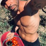 Renato Novara Instagram - Fingere di curare l’orto. Papà coltiva e io raccolgo… quando non lo fa lui per me! 😂😂😂 Ma lui il selfie non se lo vuole fare… 😂😂💪💪💪