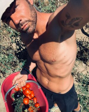Renato Novara Instagram - Fingere di curare l’orto. Papà coltiva e io raccolgo… quando non lo fa lui per me! 😂😂😂 Ma lui il selfie non se lo vuole fare… 😂😂💪💪💪