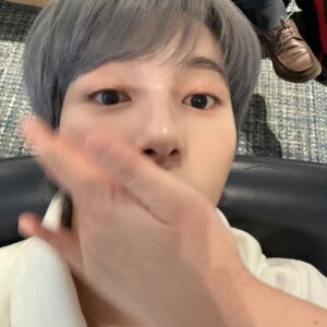 Renjun Instagram - 메이컵까지지워주시는 메이컵아티스트 @kangyoonjin_ 🫶
