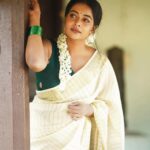 Renu Soundar Instagram - Happy Onam 🌸🌼🌸🌼 May the colour and lights of Onam fill your home with happiness and joy. Have the most beautiful Onam..🌼🌸 Attire ; @arrco_iriisbyallenna Photography ; @ishak___ismail #kerala #onam #festival