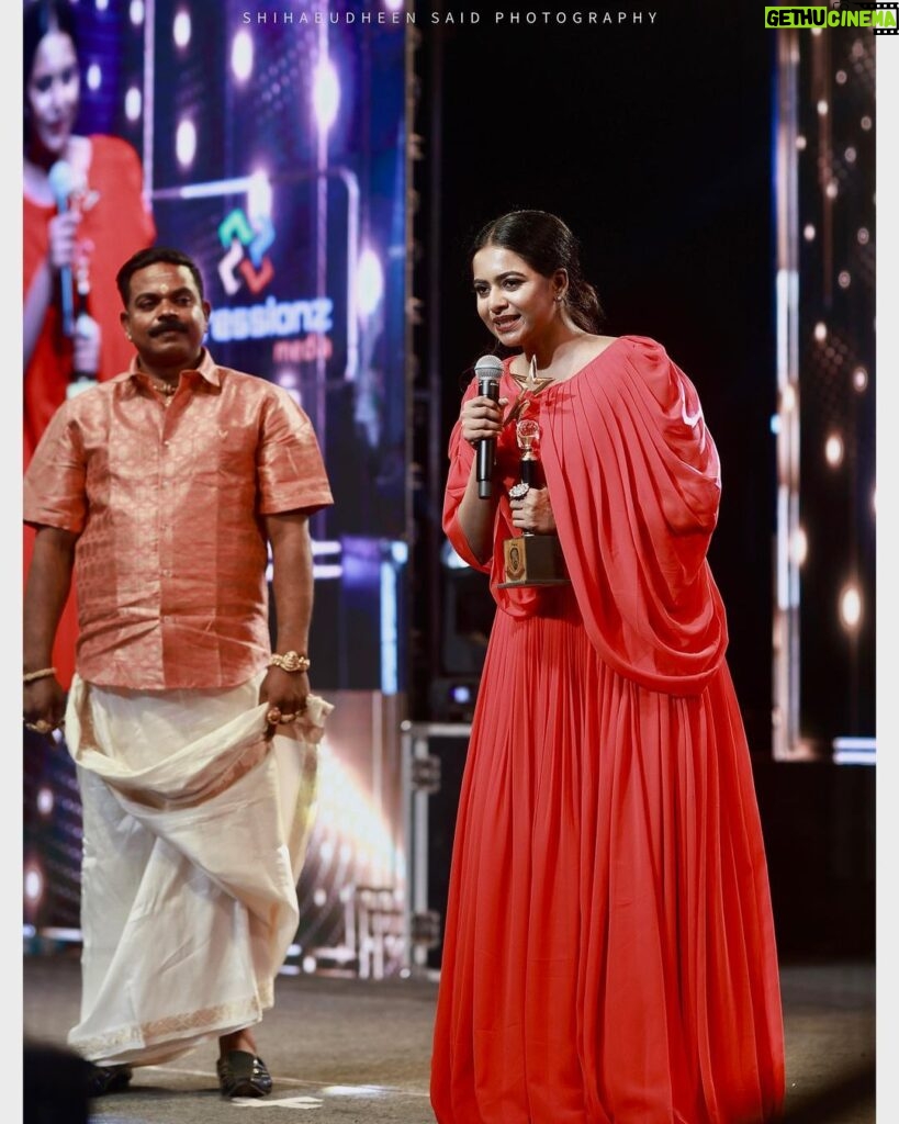Renu Soundar Instagram - All our dreams can come true if we have the courage to pursue them.. 🥰 #ramukariataward2023 Happy moment Thank you for all the love 📸 @shihabu.sbs Costume 👗 @picara.design Mua @prince_t_narayanan #kerala #malayalamcinema #awardnights #actors