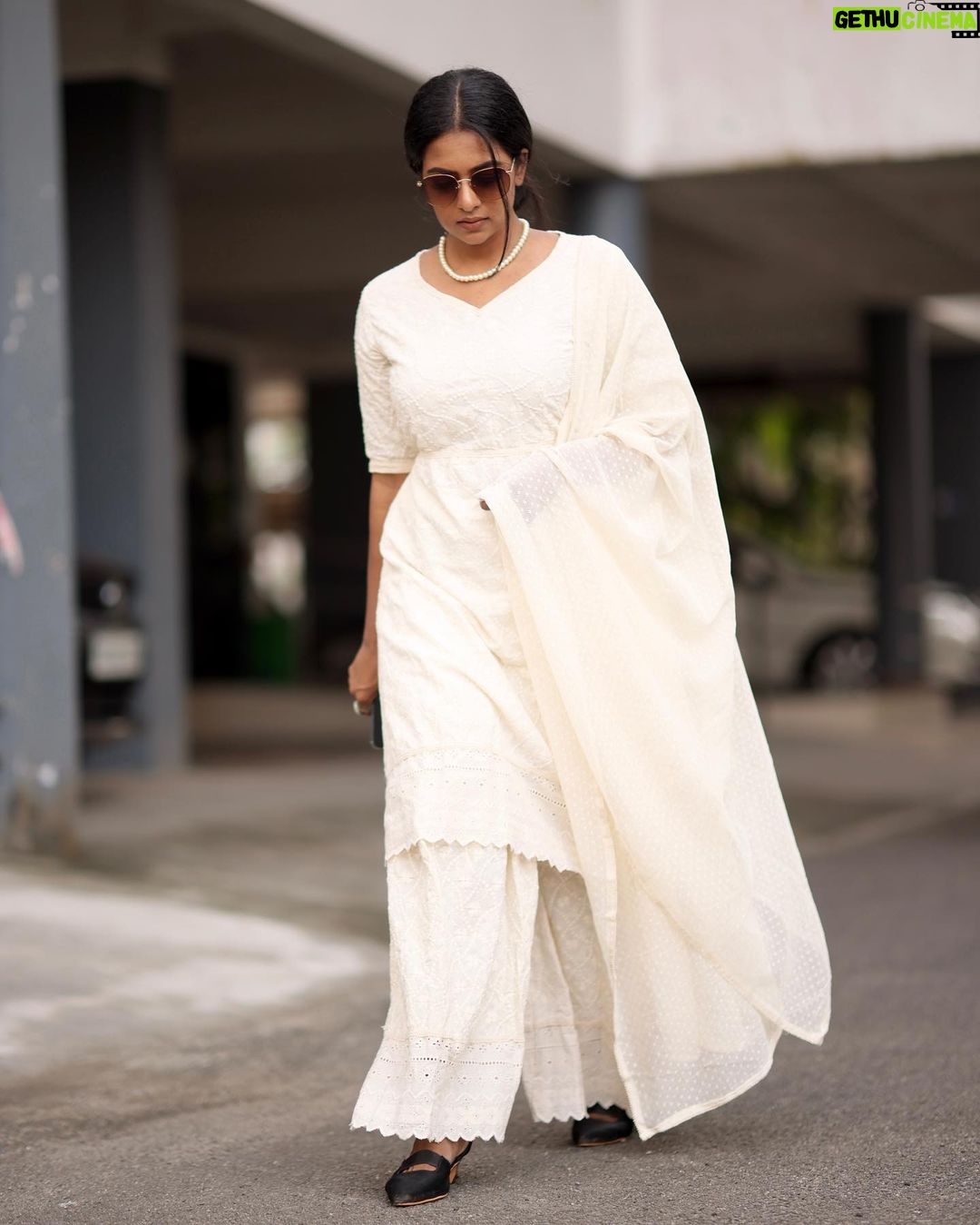 Renu Soundar Instagram - Good things are coming down the road . Just donβt stop walking β¦ π πΈ @toms_g_ottaplavan π @azora__women @afsal_kizwa @olive.courtyard #happiness #walkaway #positivevibes #renusoundar