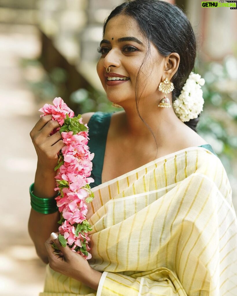 Renu Soundar Instagram - Happy Onam 🌸🌼🌸🌼 May the colour and lights of Onam fill your home with happiness and joy. Have the most beautiful Onam..🌼🌸 Attire ; @arrco_iriisbyallenna Photography ; @ishak___ismail #kerala #onam #festival