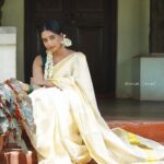 Renu Soundar Instagram - Happy Onam 🌸🌼🌸🌼 May the colour and lights of Onam fill your home with happiness and joy. Have the most beautiful Onam..🌼🌸 Attire ; @arrco_iriisbyallenna Photography ; @ishak___ismail #kerala #onam #festival