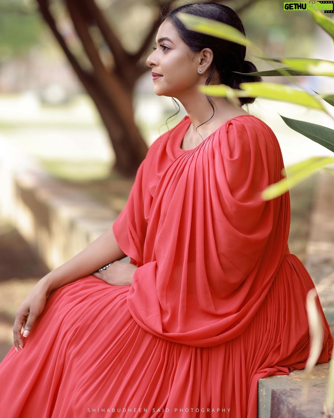 Renu Soundar Instagram - Do it big, do it right, and do it with style. Outfit @picara.design Mua @prince_t_narayanan Pictures @shihabu.sbs #style #designer #picara #keraladesignerwear #international #internationaldesigner #artistic #artist #renusoundar #happiness #southindian #southindianactress