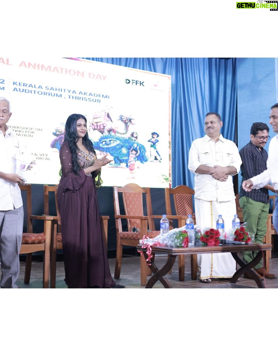 Renu Soundar Instagram - ❤️❤️ Going back to the roots, back to where I once roamed around as a student but this time as a Chief guest. One of the most cherished moments in life 🥰 Thank you Toonz for giving me this wonderful memory 🥰🥰 @toonzmediagroup @toonzacademy #renusoundar #toonz #student #happiness #thrishur Sahithya academy