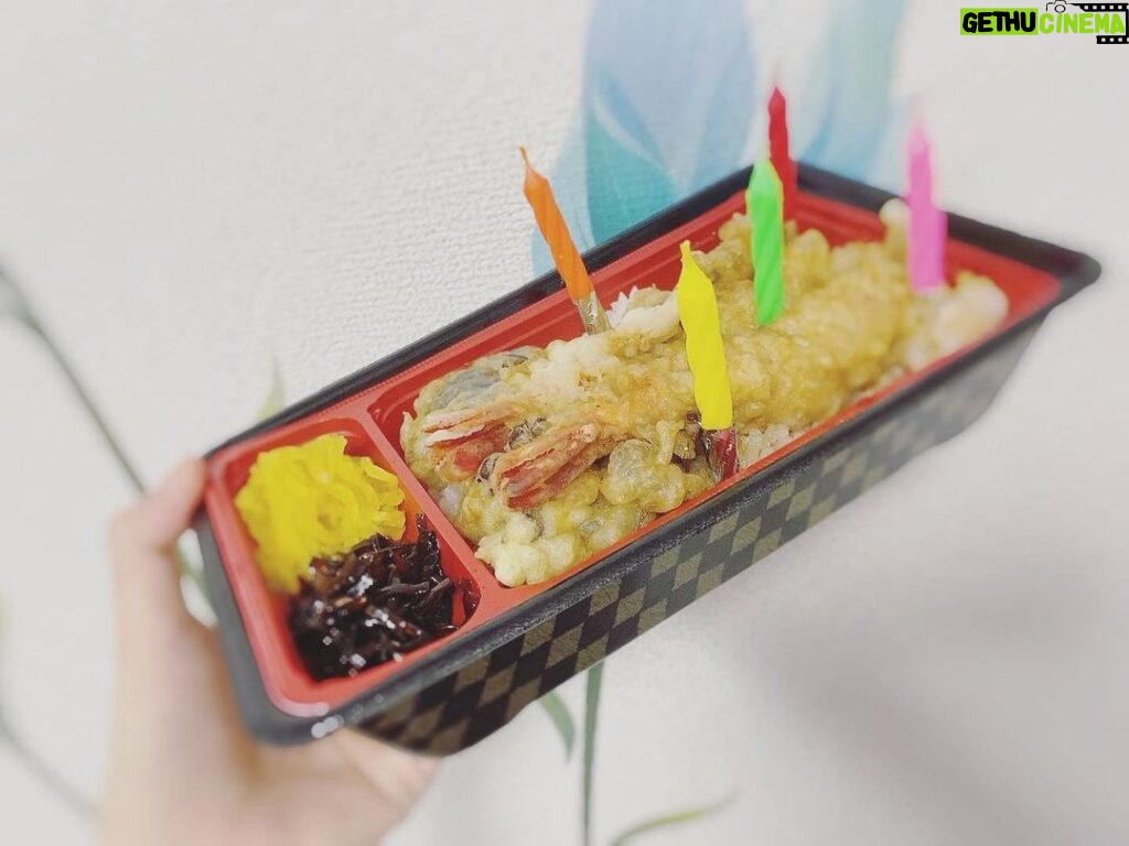 Reo Kurachi Instagram - こちらは、2020年のバースデーインスタライブの際に用意した天丼ケーキ（ただの天丼？） 今年は5/21から5/22にかけて （5/21 23:45スタート予定） インスタライブします✨ チラッと覗きにきてくれたら嬉しいです！