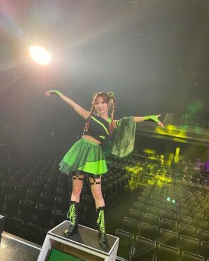 Reo Kurachi Instagram - 「FORCE」in OSAKA 
ありがとうございました！！！

超楽しいライブでした！
バチバチに勢いのあるセトリと、わちゃわちゃMC（即興ソングやお祝いもしましたね！）このギャップがピキだな〜って。
色んな角度からの"楽しい"が詰まってました！

　
そして、新衣装かわちい！
けど絶対に太れない！ヒャー！（笑）
この衣装があることで、太らずに済みそうですわ！😆

と言いつつ、直前の舞台本番中に、美味しい差し入れを食べすぎて、ちと太ったので、次回着る時までにはもう少し絞りたい気持ち‼︎‼︎

ツアーはまだ続きますので、是非遊びに来てくださいね！