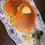 Reo Kurachi Instagram - 昔ながらのパンケーキが美味しかったのだけど、お腹空きすぎて写真撮る前に一口食べちゃった（笑） キャラメルソースとメープルシロップが添えてあって、味変もできるのが素敵。