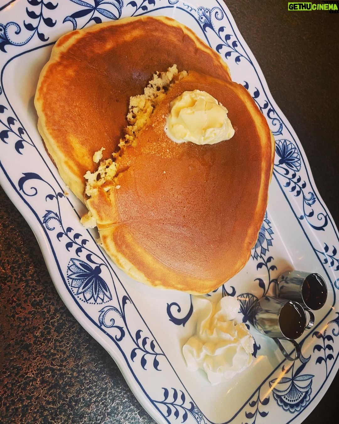 Reo Kurachi Instagram - 昔ながらのパンケーキが美味しかったのだけど、お腹空きすぎて写真撮る前に一口食べちゃった(笑) キャラメルソースとメープルシロップが添えてあって、味変もできるのが素敵。