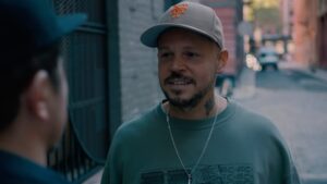 Residente Instagram - El 23 de diciembre del 2021 murió mi primo Julián. Esa noche me puse a escribir un tema que se convirtió en otro. Junto con mi primo empezó la ruta rumbo a la calle 13, la calle a la que le debo todo. Esa noche el lápiz fue del tiempo que se va y el recorrido que se queda. La realidad es que frente a todo lo que ocurre en el mundo me he desanimado un poco con la idea de sacar música. Pero la otra verdad es que la única válvula de escape que tengo ahora mismo es la música. Así que este jueves derramo ron en el piso. [R]