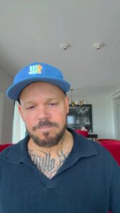 Residente Instagram - Les cuento a todos los que les interesa mi música, que desde octubre decidí posponer la salida de mi disco junto con varios videos que se suponía salieran este año porque se me hace imposible hacerlo frente a todo el genocidio macabro que destruye lentamente a Palestina. No me siento bien, me duele demasiado, pienso en mi hijo todos los días, no puedo ser indiferente ante esto. Y me pregunto.. ¿Cuándo fue el día en el que nos deshumanizamos a tal nivel que podemos ver como explotan las cabezas de niños y niñas en frente nuestro y no decimos nada? ¿Por qué no todo se detiene como en la pandemia? Que todo se detenga para que así todos nos enfoquemos en Gaza. En vez de subir un story modelando ropa, o mostrando el plato de comida que te estás comiendo o la noche de fiestas en donde te emborrachaste...Detente por un momento, busca información sobre Palestina y denuncia el genocidio que está cometiendo Israel con el apoyo de Estados Unidos contra la población civil de Palestina. Esto no lo hago desde el lado del reproche sino que desde el lado de la decepción. Como artista me entristeció el ver que durante toda la premiación de los Grammys nadie dijo nada sobre este genocidio. Entiendo que hay gente que no dice nada porque no entienden sobre el conflicto... Pero a ver díganme, ¿Qué es lo que hay que entender que es tan complicado? No hay que ser un historiador para ponerte en el lugar de cada familia masacrada en Palestina. Es simple, esto se trata de tener empatía, de ponerte en el lugar de los demás, de pensar que ese niño que acaban de matar puede ser tu hijo o tu hermano y que esa mujer debajo de los escombros puede ser tu mamá. No tengan miedo a ser cancelados porque apoyando a Palestina están del lado correcto de la historia. Si no lo han hecho aún sigan a los fotógrafos y periodistas jóvenes palestinos que han sacrificado sus vidas para mostrarnos desde sus redes todo lo que los medios masivos esconden @motaz_azaiza , @wizard_bisan1 , @byplestia , @ismail.jood entre otros. Necesitamos que todos se unan y pidan un cese al fuego inmediato. Cada niño asesinado hoy en Gaza estaría vivo si hubiesen dejado de bombardear ayer. Libertad para Palestina. 🇵🇸🇵🇷
