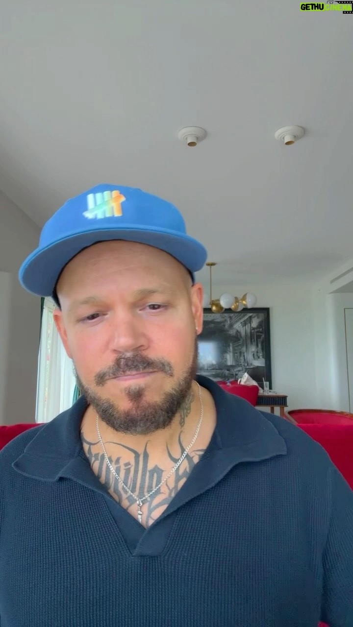 Residente - 617K Likes - Les cuento a todos los que les interesa mi música, que desde octubre decidí posponer la salida de mi disco junto con varios videos que se suponía salieran este año porque se me hace imposible hacerlo frente a todo el genocidio macabro que destruye lentamente a Palestina. No me siento bien, me duele demasiado, pienso en mi hijo todos los días, no puedo ser indiferente ante esto. Y me pregunto..
¿Cuándo fue el día en el que nos deshumanizamos a tal nivel que podemos ver como explotan las cabezas de niños y niñas en frente nuestro y no decimos nada?
¿Por qué no todo se detiene como en la pandemia? Que todo se detenga para que así todos nos enfoquemos en Gaza. En vez de subir un story modelando ropa, o mostrando el plato de comida que te estás comiendo o la noche de fiestas en donde te emborrachaste...Detente por un momento, busca información sobre Palestina y denuncia el genocidio que está cometiendo Israel con el apoyo de Estados Unidos contra la población civil de Palestina.
Esto no lo hago desde el lado del reproche sino que desde el lado de la decepción. Como artista me entristeció el ver que durante toda la premiación de los Grammys nadie dijo nada sobre este genocidio.
Entiendo que hay gente que no dice nada porque no entienden sobre el conflicto... Pero a ver díganme, ¿Qué es lo que hay que entender que es tan complicado?
No hay que ser un historiador para ponerte en el lugar de cada familia masacrada en Palestina. Es simple, esto se trata de tener empatía, de ponerte en el lugar de los demás, de pensar que ese niño que acaban de matar puede ser tu hijo o tu hermano y que esa mujer debajo de los escombros puede ser tu mamá.
No tengan miedo a ser cancelados porque apoyando a Palestina están del lado correcto de la historia.
Si no lo han hecho aún sigan a los fotógrafos y periodistas jóvenes palestinos que han sacrificado sus vidas para mostrarnos desde sus redes todo lo que los medios masivos esconden @motaz_azaiza , @wizard_bisan1 , @byplestia , @ismail.jood entre otros. Necesitamos que todos se unan y pidan un cese al fuego inmediato.
Cada niño asesinado hoy en Gaza estaría vivo si hubiesen dejado de bombardear ayer. Libertad para Palestina. 🇵🇸🇵🇷