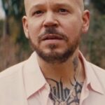 Residente Instagram - Ya salió el tema “313”, el número que me apareció en todas partes durante todo un año se convirtió en canción. Este audio visual lo dirigí con el alma guiado por Valentina y tuve la suerte de trabajar junto a un equipo que le metió con todo el espíritu. Hay mucha gente a la que agradecer. A Silvia por tu voz llena de luz que nos abraza el espíritu. A Penélope por tu talento, tu tiempo y porque desde Jamón Jamón, Belle Epoque y Abre los ojos todos en el planeta estamos enamorados de ti. A Leo por acompañarme durante todo el proceso musical. Eres un genio. A Noemi por ese solo de violín que te llega a las vísceras. A Juliano por coreografiar con el alma cada uno de los movimientos del tiempo interpretados por las bailarinas. Eres el mejor. A Tati por presentarme a los mejores @danza_180 . Sin ti no hay baile. Gracias por estar. A todas las bailarinas de 180 danza por sumergirse en el proyecto congelándose en el frío hasta que todo saliera bien. A mi fotógrafo especial Pepe por tener el ojo, la pasión y el arte en cada uno de los encuadres. A mi 1 AD Txemi por cuidarme y protegerme frente al corto tiempo de rodaje. A Caro mi productora por ir a toas conmigo aunque parezca una locura imposible de realizar. A Nerea por vestirnos a todos con las mejores telas y los mejores cortes. A Ale por editar esto conmigo y meterle mano a lo que sea cuando sea. A Vero por asistirnos en todo con todo. A El ranchito vfx por hacer más magia que los magos. Al equipo del Patrimonio Nacional por permitirnos filmar en la Granja de San Ildefonso A todo el equipo de producción, de arte, maquillaje, stunts, por lograr hacer esto a pesar de las condiciones climatológicas.