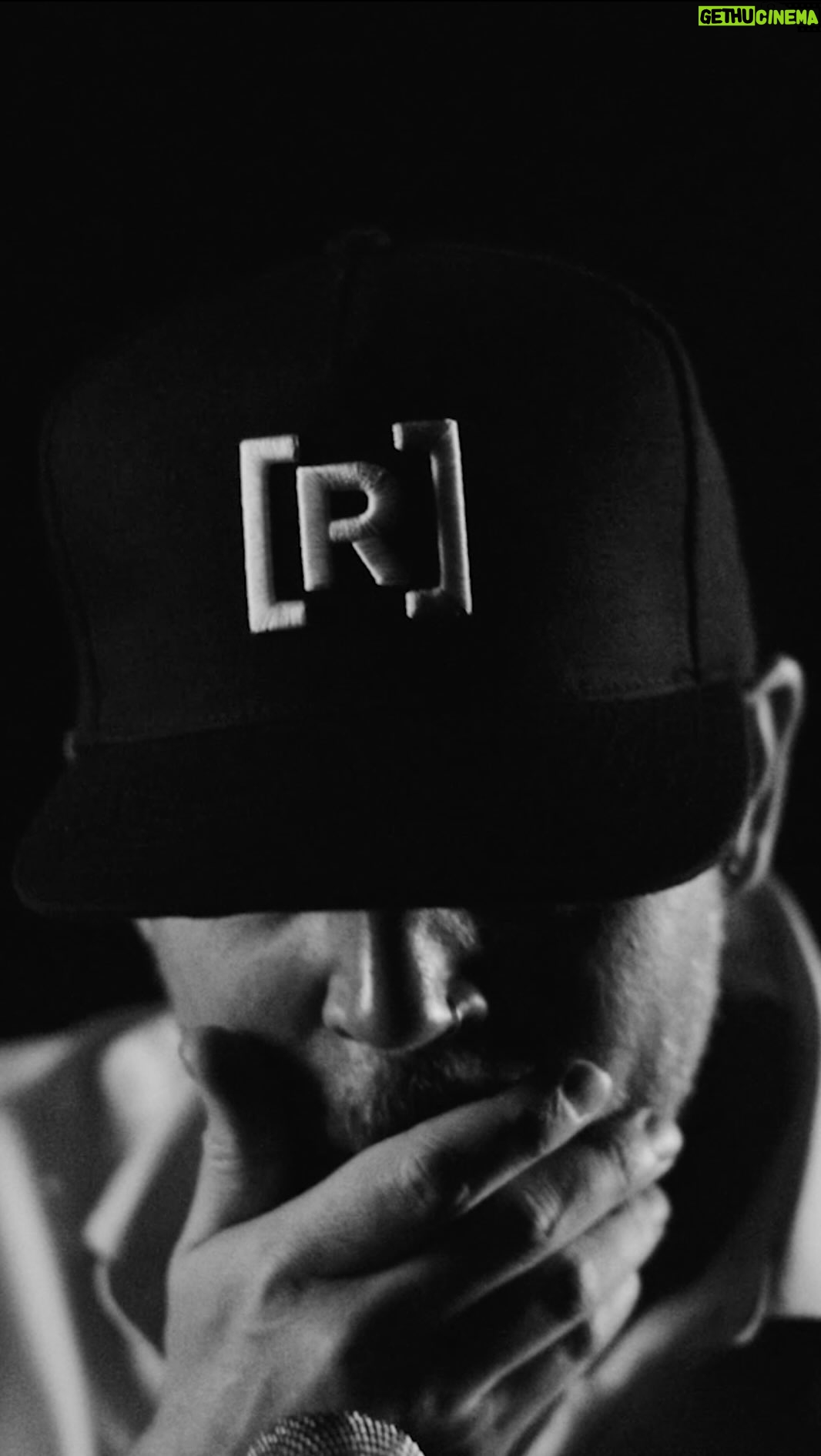 Residente - 214.6K Likes - No necesito mas na, solo bajo y batería..LINK EN BIO