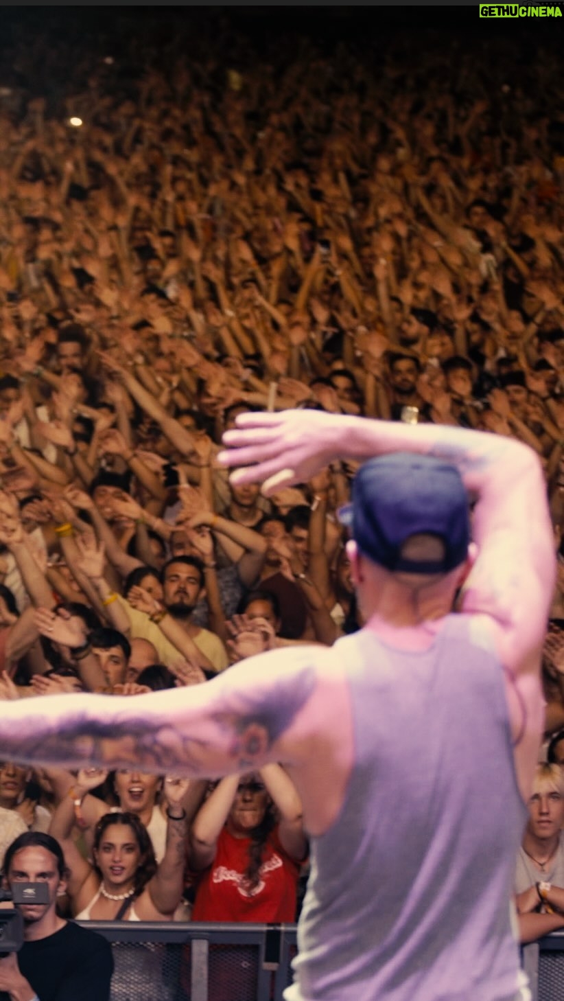 Residente - 271K Likes - Esto no es una gira pero me están dando ganas de hacer una el año que viene. Gracias Málaga🇪🇸