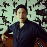 Residente Instagram - Los que escribimos usamos el lápiz pa decir cosas. Ya empecé y no hay quien me pare. Mañana zumbo esto. [R] #thisisnotamerica