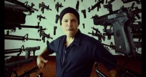 Residente Instagram - Los que escribimos usamos el lápiz pa decir cosas. Ya empecé y no hay quien me pare. Mañana zumbo esto. [R] #thisisnotamerica