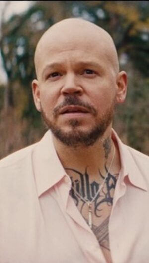 Residente Instagram - Ya salió el tema “313”, el número que me apareció en todas partes durante todo un año se convirtió en canción. Este audio visual lo dirigí con el alma guiado por Valentina y tuve la suerte de trabajar junto a un equipo que le metió con todo el espíritu. Hay mucha gente a la que agradecer.
A Silvia por tu voz llena de luz que nos abraza el espíritu.
A Penélope por tu talento, tu tiempo y porque desde Jamón Jamón, Belle Epoque y Abre los ojos todos en el planeta estamos enamorados de ti. 
A Leo por acompañarme durante todo el proceso musical. Eres un genio.
A Noemi por ese solo de violín que te llega a las vísceras. 
A Juliano por coreografiar con el alma cada uno de los movimientos del tiempo interpretados por las bailarinas. Eres el mejor.
A Tati por presentarme a los mejores @danza_180 . Sin ti no hay baile. Gracias por estar. 
A todas las bailarinas de 180 danza por sumergirse en el proyecto congelándose en el frío hasta que todo saliera bien. 
A mi fotógrafo especial Pepe por tener el ojo, la pasión y el arte en cada uno de los encuadres. 
A mi 1 AD Txemi por cuidarme y protegerme frente al corto tiempo de rodaje.
A Caro mi productora por ir a toas conmigo aunque parezca una locura imposible de realizar.
A Nerea por vestirnos a todos con las mejores telas y los mejores cortes.
A Ale por editar esto conmigo y meterle mano a lo que sea cuando sea. 
A Vero por asistirnos en todo con todo.
A El ranchito vfx  por hacer más magia que los magos.
Al equipo del Patrimonio Nacional por permitirnos filmar en la Granja de San Ildefonso
A todo el equipo de producción, de arte, maquillaje, stunts, por lograr hacer esto a pesar de las condiciones climatológicas.