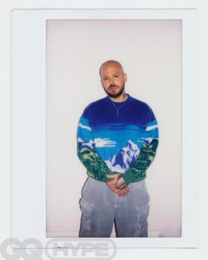 Residente Instagram - Me gustan las entrevistas que me hacen volver, regresar, aterrizar. No ocurren constantemente. La primera pregunta me llevo a volver a jugar pelota con mi amigo Cristofer a quien asesinaron y la segunda pregunta me desmoronó el alma como nunca me había pasado en mi carrera. A tal nivel que tuve que detener la entrevista por un momento. @gqspain