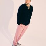 Residente Instagram - Me gustan las entrevistas que me hacen volver, regresar, aterrizar. No ocurren constantemente. La primera pregunta me llevo a volver a jugar pelota con mi amigo Cristofer a quien asesinaron y la segunda pregunta me desmoronó el alma como nunca me había pasado en mi carrera. A tal nivel que tuve que detener la entrevista por un momento. @gqspain