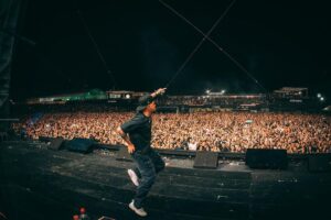 Residente Instagram - Mi corazón se quedó bombeando pura vida. Siempre será un honor compartir el mismo oxigeno. Gracias Costa Rica. 🇨🇷❤️[R]