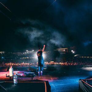 Residente Instagram - Mi corazón se quedó bombeando pura vida. Siempre será un honor compartir el mismo oxigeno. Gracias Costa Rica. 🇨🇷❤️[R]
