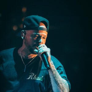 Residente Instagram - Mi corazón se quedó bombeando pura vida. Siempre será un honor compartir el mismo oxigeno. Gracias Costa Rica. 🇨🇷❤️[R]