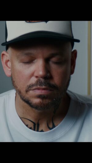 Residente Instagram - Hace mucho que no salgo.. No tengo los mismos ánimos que hace 20 años. Quiero hacer otras cosas hace tiempo. Quiero hacer cine, escribir un libro, quiero no tener que salir de gira, quiero estar con mi hijo mucho mas, no quiero hacer entrevistas, quiero volver a dibujar, quiero hacer música por gusto no por necesidad y me quiero despedir pero no quiero. Entre todas las cosas que quiero y no quiero, sale este disco el 22 de febrero. [R]