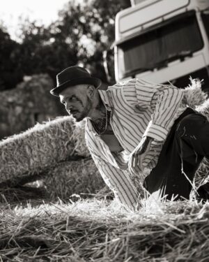 Residente Instagram - “No son los años cariño, es el rodaje” - Indiana Jones. 📷 @manupasik