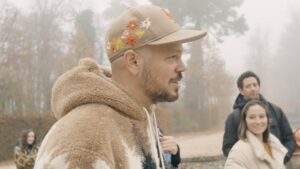 Residente Instagram - Acá los dejo con el detrás de cámara del video 313. Fue muy retador filmar esto por las condiciones meteorológicas , el frío y por la poca luz del sol que hay durante finales de otoño. Solo teníamos 7 horas por día pero gracias al gran equipo que armamos lo logramos. Gracias a @manupasik por este BTS.  Sigan la cuenta de @1868studios que vienen proyectos nuevos audiovisuales. Gracias a: @penelopecruzoficial
@silviaperezcruzzzzz
Video Director: @residente
Video Producer: @carowolf
Film Company: @1868studios @worldjunkies
Edited by @worldjunkies
Director of Photography: @pepeadp
Coreógrafo: @nunes.art
Production Service: @tvgroup_sp
Director of Production: Rocío López
Production Manager: Cristina Junquera
Production Coordinator: Laura Varas
Executive Producer: @erickdouat 
1st AD- @txemi_alonso
VFX/Post Producción: @elranchito_vfx
VFX Coordinator: @edgiannid
VFX Supervisor: Felix Berges / Ezequiel Larru
Color corrector: @josephbicknell
Art Director: @jose_chacon_jota
Custome Design: @nerth
Make up: @evasesmamakeup
Continuista: Ana Alvarez
Gaffer: Raúl Villa
Key Grip: Eduardo De La Cuesta
DIT: Montse Motril
VTR: Carlos López Peláez
Localizador: Fernando Martinez
Jefe Stunt: Alex López
Action Coordinator: @brandystunt
Stunt Company: @thestuntclub
Dancers Casting: @danza_180
Dancers Coordinator: @jeannedarcsimone