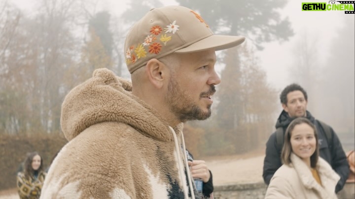 Residente - 116K Likes - Acá los dejo con el detrás de cámara del video 313. Fue muy retador filmar esto por las condiciones meteorológicas , el frío y por la poca luz del sol que hay durante finales de otoño. Solo teníamos 7 horas por día pero gracias al gran equipo que armamos lo logramos. Gracias a @manupasik por este BTS. Sigan la cuenta de @1868studios que vienen proyectos nuevos audiovisuales. Gracias a: @penelopecruzoficial
@silviaperezcruzzzzz
Video Director: @residente
Video Producer: @carowolf
Film Company: @1868studios @worldjunkies
Edited by @worldjunkies
Director of Photography: @pepeadp
Coreógrafo: @nunes.art
Production Service: @tvgroup_sp
Director of Production: Rocío López
Production Manager: Cristina Junquera
Production Coordinator: Laura Varas
Executive Producer: @erickdouat
1st AD- @txemi_alonso
VFX/Post Producción: @elranchito_vfx
VFX Coordinator: @edgiannid
VFX Supervisor: Felix Berges / Ezequiel Larru
Color corrector: @josephbicknell
Art Director: @jose_chacon_jota
Custome Design: @nerth
Make up: @evasesmamakeup
Continuista: Ana Alvarez
Gaffer: Raúl Villa
Key Grip: Eduardo De La Cuesta
DIT: Montse Motril
VTR: Carlos López Peláez
Localizador: Fernando Martinez
Jefe Stunt: Alex López
Action Coordinator: @brandystunt
Stunt Company: @thestuntclub
Dancers Casting: @danza_180
Dancers Coordinator: @jeannedarcsimone
