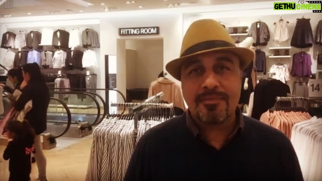 Reza Attaran Instagram - تا دو سال پيش فكرميكردم منچستر تيم فوتباله ، حالا تو منچستر نمايش فيلم داريم، فهميدم شهره @parsianfilm_london
