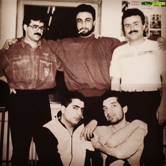Reza Attaran Instagram - خوابگاه دانشجویی سال1370 ، بالا ازراست ، حمید هاشمی ، من و علی سمیعی ، پایین آرش آبسالان و رضا شفیعی جم