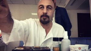 Reza Attaran Instagram - .... گريم ، فيلم سينمايى " انفرادى "
😷🍎🎬🧵🧿🌿❤️🍇🍺
قبل از كرونا ( 🧵غرغره آب نمك وماسك فراموش نشه )