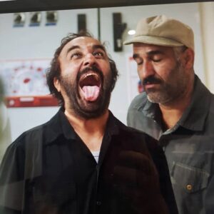 Reza Attaran Instagram - ..... هر روز آب نمك قرقره كنيد🧵 ......
 ولى آروم
( عكس از پشت صحنه فيلم سينمايى " شيشليك " )
📷عكاس ، سجاد پهلوان زاده