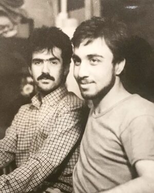 Reza Attaran Instagram - ....‌.‌تازه‌فهمیدم‌‌دو‌روز‌پیش‌تولدم‌بوده‌......🤣
🌹😷❤️🍺🎬🍷🧿🍅🍎🍊♣️🍭🥕🌹
خوابگاه‌دانشجویی،با‌دوست‌عزیز‌،علی‌سمیعی
من‌سمت‌راستی‌ام