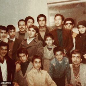 Reza Attaran Instagram - ...... خيلى قبل از قرنطينه ...... يك گروه نمايشى در مشهد ، ١٣٥٩ (  نديده بودم عكسو 📺 )