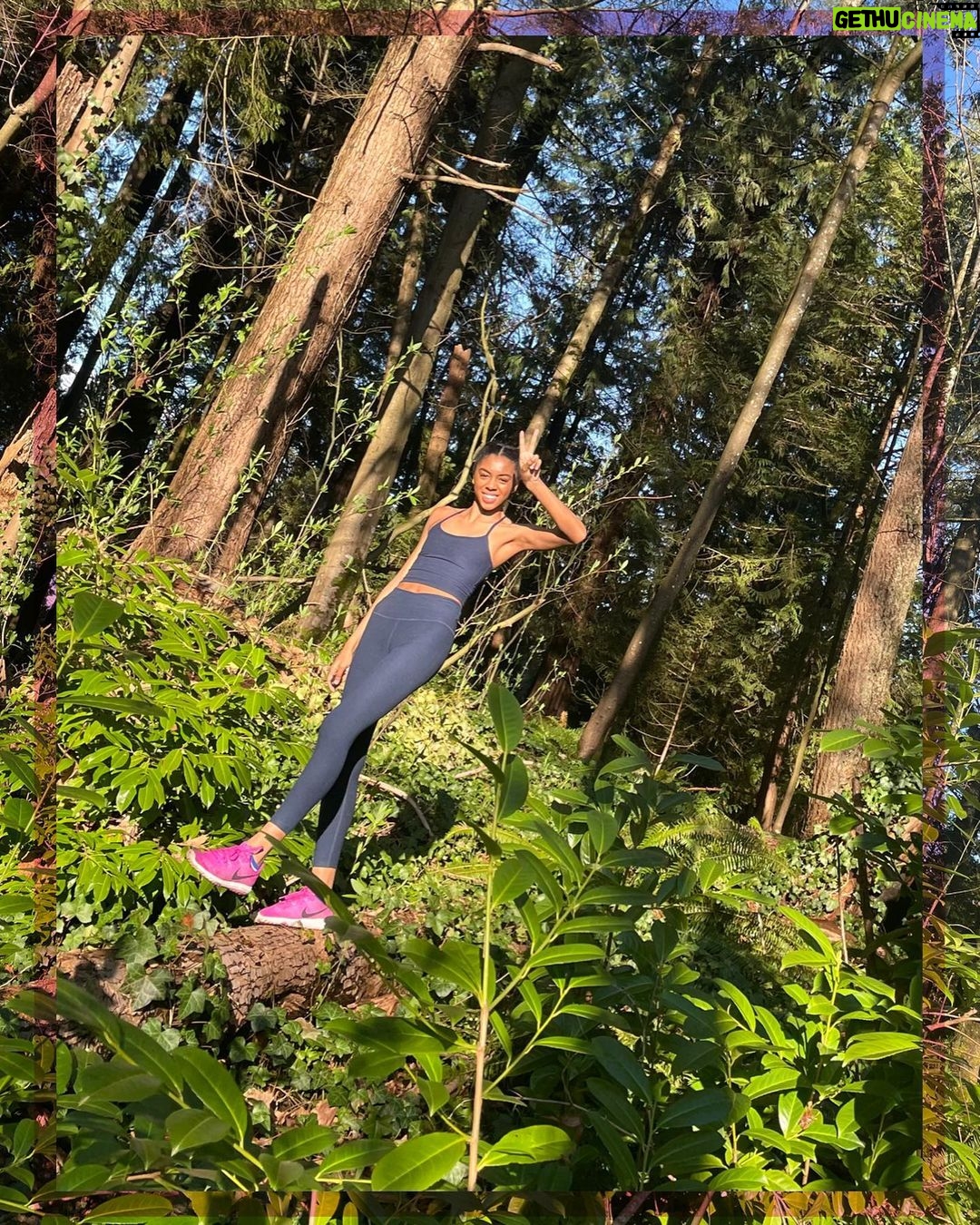 Rhinnan Payne Instagram - peace out 🌳🤸🏽♀️✨thumbs up #moveinbeyond @beyondyoga