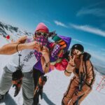 Ricardo Guedes Instagram - ❄️... Snow Team... ❄️ * * Estamos a viver tempos difíceis e muito incertos que nos deixam sem chão. Este convívio tem o preposito de não esquecer que estamos vivos e que devemos procurar sempre a nossa melhor versão. Pode ser difícil contrariar todo este sentimento de revolta e tristeza que o mundo se encontra nos dias de hoje, mas se não o fizermos não estamos a cumprir com a missão que cada um tem. Ser feliz e espalhar mais amor. * Mais uma vez obrigado a @cervejasagres e a @fabrica.pt por este convite para mais uma @snwtrp. 🙌