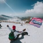 Ricardo Guedes Instagram - ❄️... Snow Team... ❄️ * * Estamos a viver tempos difíceis e muito incertos que nos deixam sem chão. Este convívio tem o preposito de não esquecer que estamos vivos e que devemos procurar sempre a nossa melhor versão. Pode ser difícil contrariar todo este sentimento de revolta e tristeza que o mundo se encontra nos dias de hoje, mas se não o fizermos não estamos a cumprir com a missão que cada um tem. Ser feliz e espalhar mais amor. * Mais uma vez obrigado a @cervejasagres e a @fabrica.pt por este convite para mais uma @snwtrp. 🙌