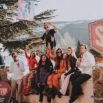 Ricardo Guedes Instagram - ❄️... Snow Team... ❄️ * * Estamos a viver tempos difíceis e muito incertos que nos deixam sem chão. Este convívio tem o preposito de não esquecer que estamos vivos e que devemos procurar sempre a nossa melhor versão. Pode ser difícil contrariar todo este sentimento de revolta e tristeza que o mundo se encontra nos dias de hoje, mas se não o fizermos não estamos a cumprir com a missão que cada um tem. Ser feliz e espalhar mais amor. * Mais uma vez obrigado a @cervejasagres e a @fabrica.pt por este convite para mais uma @snwtrp. 🙌