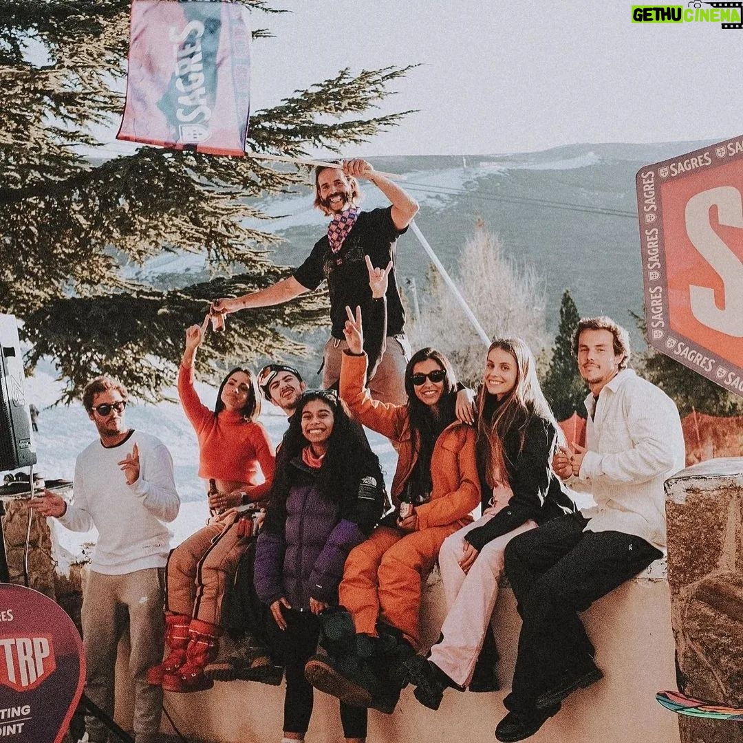 Ricardo Guedes Instagram - ❄️... Snow Team... ❄️ * * Estamos a viver tempos difíceis e muito incertos que nos deixam sem chão. Este convívio tem o preposito de não esquecer que estamos vivos e que devemos procurar sempre a nossa melhor versão. Pode ser difícil contrariar todo este sentimento de revolta e tristeza que o mundo se encontra nos dias de hoje, mas se não o fizermos não estamos a cumprir com a missão que cada um tem. Ser feliz e espalhar mais amor. * Mais uma vez obrigado a @cervejasagres e a @fabrica.pt por este convite para mais uma @snwtrp. 🙌