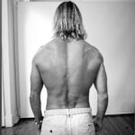 Ricardo Guedes Instagram - 🖤... Make it work ... 🤍 * * * Um ano a andar de lado deixou me as costas mais largas. O desafio é não deixar de viver uma vida normal depois de todas as limitações. Procura o teu sentido no meio desta confusão e não deixes de ser feliz.