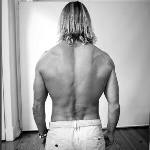 Ricardo Guedes Instagram - 🖤... Make it work ... 🤍 * * * Um ano a andar de lado deixou me as costas mais largas. O desafio é não deixar de viver uma vida normal depois de todas as limitações. Procura o teu sentido no meio desta confusão e não deixes de ser feliz.