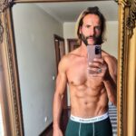 Ricardo Guedes Instagram - ⚡... Framing effect.. ⚡ * * * YOU are powerfull And Lucky to be Here. Enjoy the Ride 💚 @giorodriguesoficial #underwear #gift