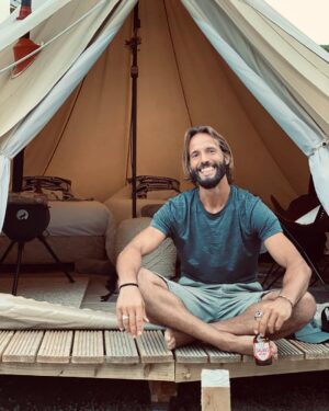 Ricardo Guedes Instagram - 🍀 ... glamping radical ...🍀
*
*
*
 @denorteasagres há muito por onde escolher. Depois de meses confinados é o momento de dar mais valor á NATUREZA .
Interna e ao redor .
Está na hora de reciclar o corpo e a mente.
PORTUGAL  é um destino de aventura e o menu vai desde a praia á montanha. Nao falta nada ca dentro!!
Aqui está uma pequena amostra do nosso amado GÊRES e as suas águas
 " milagrosas " 💧🌱
Parabéns á equipa " tik tok " foi um prazer acampar com voces 💚 🍻
Vá e deixe tudo melhor do que encontrou ♻ 
*
*